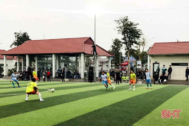 Khởi tranh giải bóng đá gây quỹ ủng hộ học sinh khó khăn ở Hương Sơn