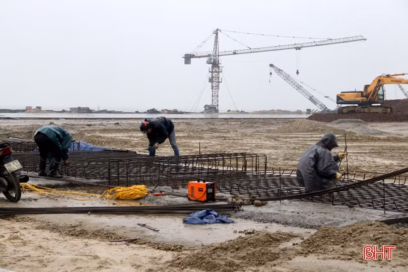 Công nhân KKT Vũng Áng bám công trường, vượt lên thời tiết khắc nghiệt