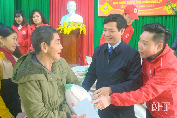 Trao 150 suất quà Tết cho hộ nghèo, nạn nhân da cam huyện Kỳ Anh