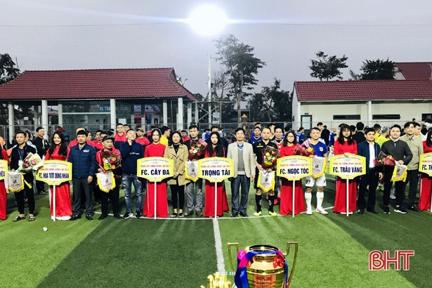 Khởi tranh giải bóng đá gây quỹ ủng hộ học sinh khó khăn ở Hương Sơn