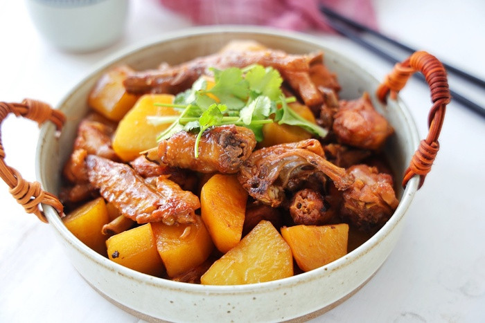 Trời lạnh, mẹ đảm nấu gà hầm khoai tây ăn vào ngày đông ngon xuất sắc