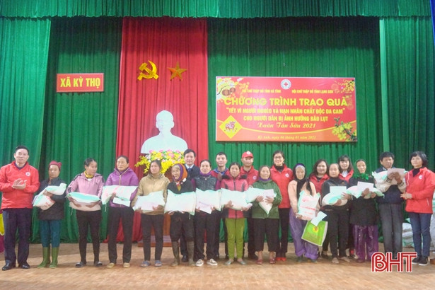 Trao 150 suất quà Tết cho hộ nghèo, nạn nhân da cam huyện Kỳ Anh