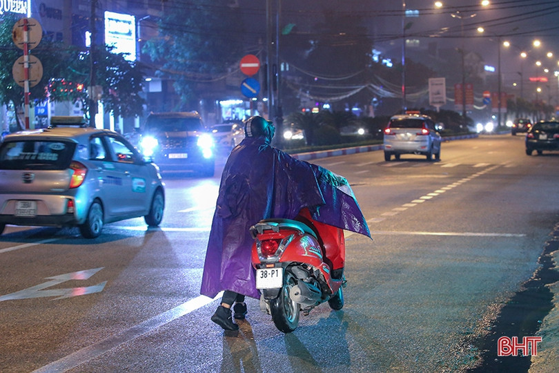 Người Hà Tĩnh co ro, đốt lửa sưởi ấm trên phố đêm giá rét 10 độ C