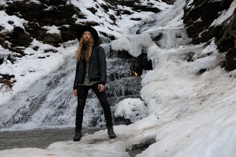 Ngọn lửa vĩnh cửu cháy trong thác nước