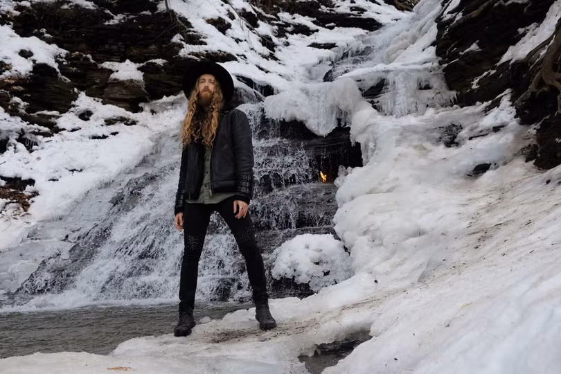 Ngọn lửa vĩnh cửu cháy trong thác nước