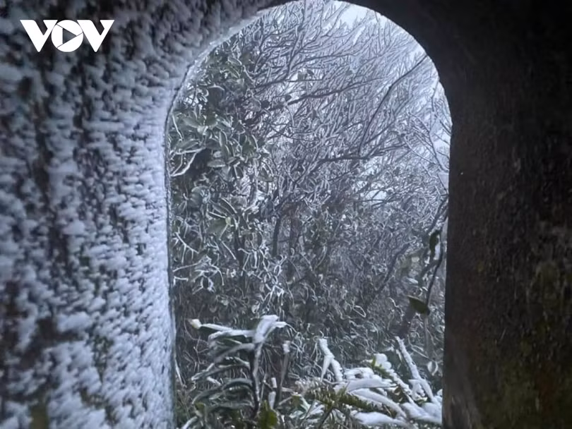 Băng giá phủ trắng trên đỉnh Mẫu Sơn, Yên Tử, Phja Oắc