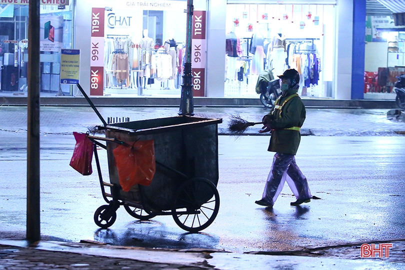 Người Hà Tĩnh co ro, đốt lửa sưởi ấm trên phố đêm giá rét 10 độ C