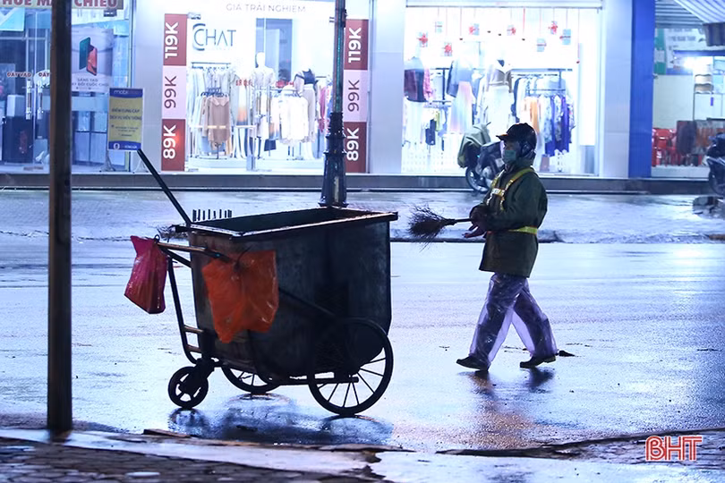 Người Hà Tĩnh co ro, đốt lửa sưởi ấm trên phố đêm giá rét 10 độ C