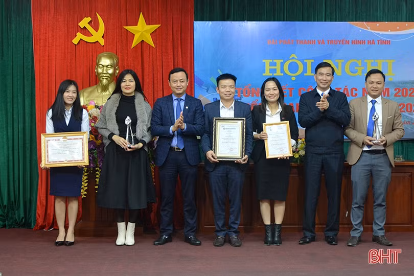 Tiếp tục phản ánh, đấu tranh ngăn chặn quan điểm sai trái, góp phần làm lành mạnh đời sống xã hội