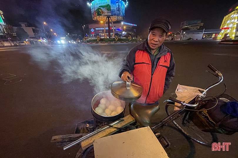 Người Hà Tĩnh co ro, đốt lửa sưởi ấm trên phố đêm giá rét 10 độ C