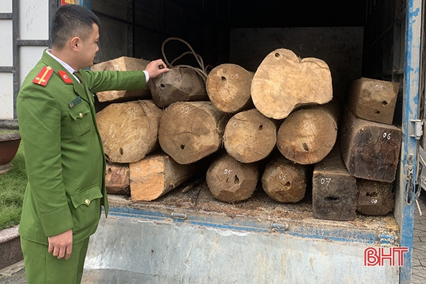 Công an Can Lộc bắt xe tải chở gỗ lậu trong đêm