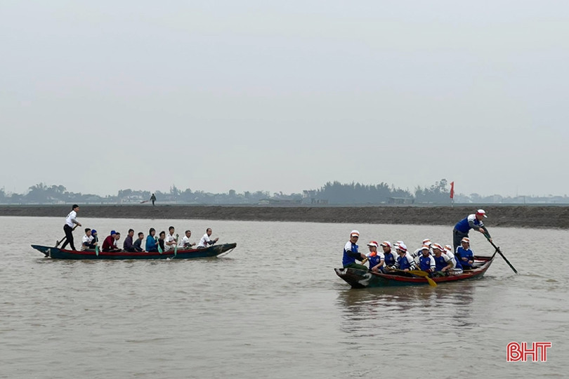 Sôi động lễ hội đua thuyền của người dân ven đô TP Hà Tĩnh