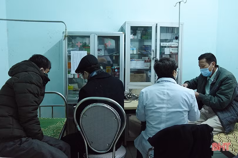 Các giáo sư đầu ngành Y tế khám sức khỏe miễn phí cho người dân Hà Tĩnh