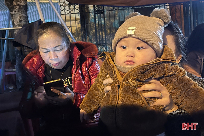 Người Hà Tĩnh co ro, đốt lửa sưởi ấm trên phố đêm giá rét 10 độ C