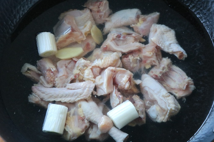 Trời lạnh, mẹ đảm nấu gà hầm khoai tây ăn vào ngày đông ngon xuất sắc