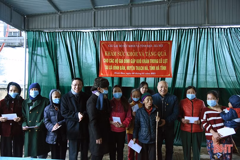 Các giáo sư đầu ngành Y tế khám sức khỏe miễn phí cho người dân Hà Tĩnh