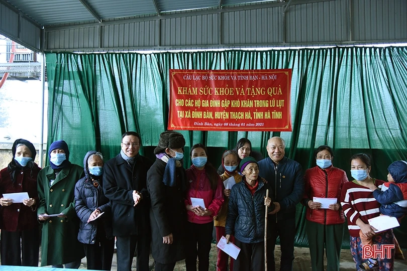 Các giáo sư đầu ngành Y tế khám sức khỏe miễn phí cho người dân Hà Tĩnh