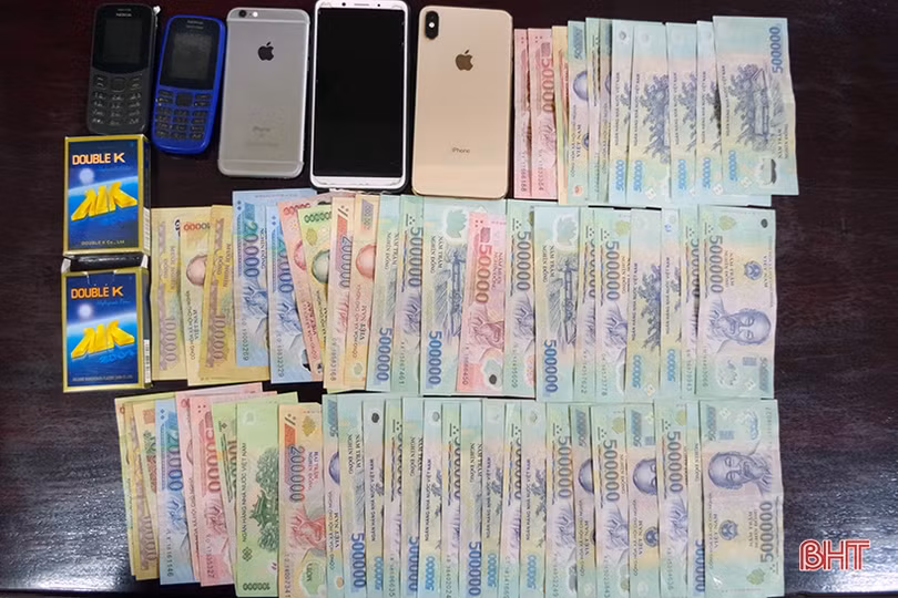 Bắt 4 đối tượng “giật liêng” ăn tiền