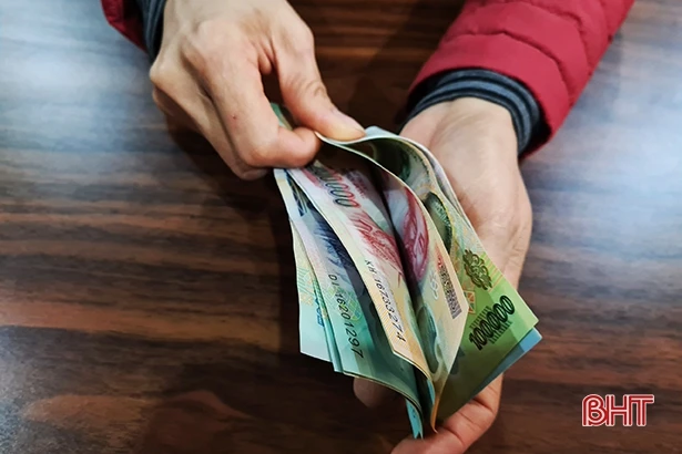 Nhận sớm 2 tháng lương, người hưu trí Hà Tĩnh thoải mái mua sắm Tết