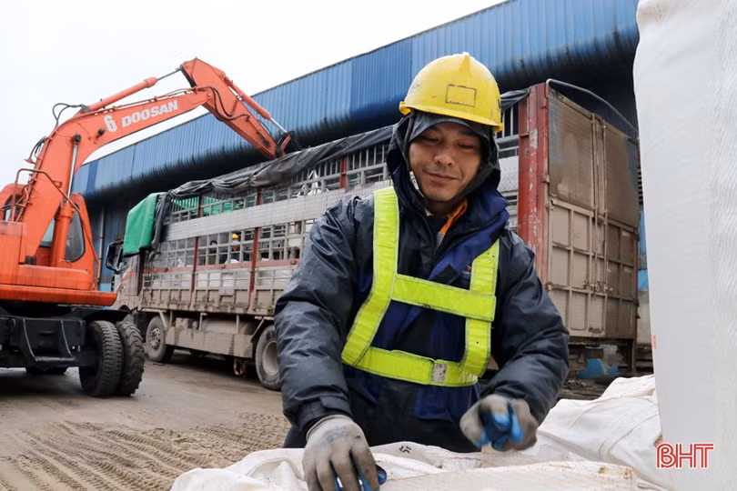 Công nhân KKT Vũng Áng bám công trường, vượt lên thời tiết khắc nghiệt