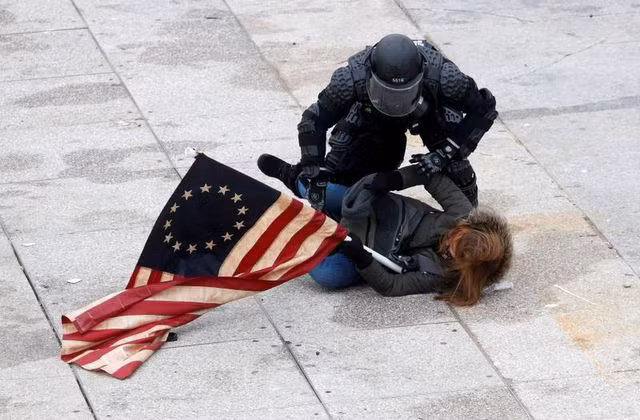 4 người chết, 52 người bị bắt giữ sau cuộc bạo loạn ở trụ sở Quốc hội Mỹ