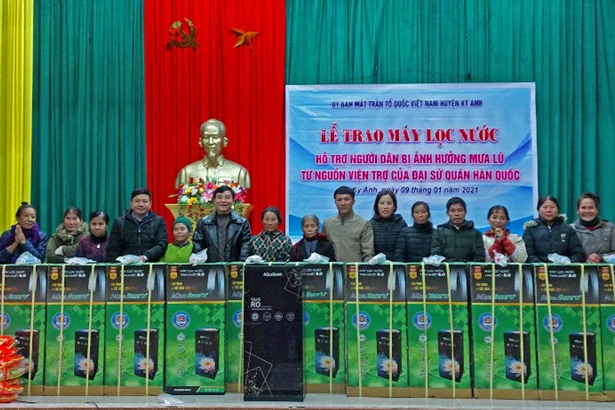 Trao 85 máy lọc nước cho người dân huyện Kỳ Anh từ nguồn tài trợ của Đại sứ quán Hàn Quốc