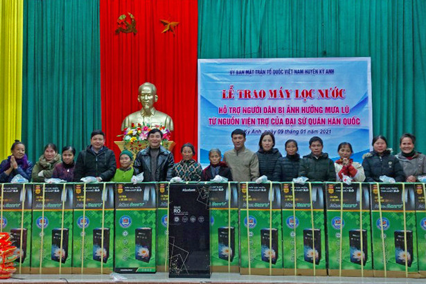 Trao 85 máy lọc nước cho người dân huyện Kỳ Anh từ nguồn tài trợ của Đại sứ quán Hàn Quốc