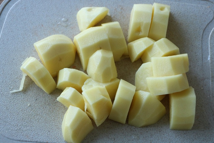 Trời lạnh, mẹ đảm nấu gà hầm khoai tây ăn vào ngày đông ngon xuất sắc