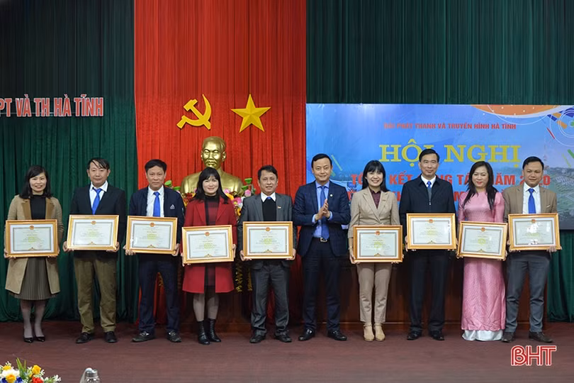 Tiếp tục phản ánh, đấu tranh ngăn chặn quan điểm sai trái, góp phần làm lành mạnh đời sống xã hội