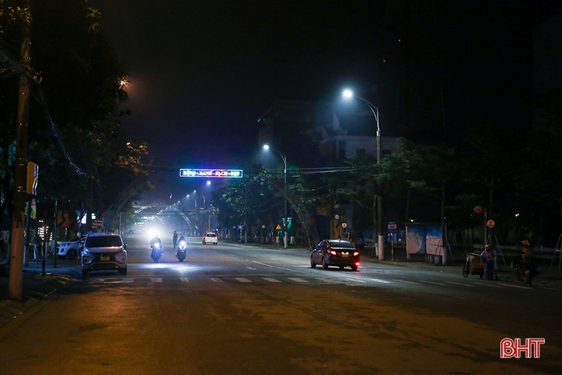 Người Hà Tĩnh co ro, đốt lửa sưởi ấm trên phố đêm giá rét 10 độ C