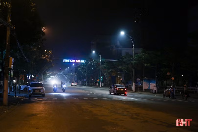 Người Hà Tĩnh co ro, đốt lửa sưởi ấm trên phố đêm giá rét 10 độ C