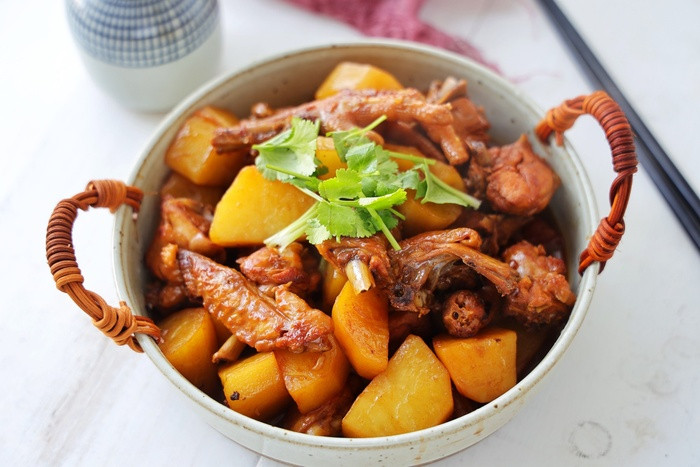 Trời lạnh, mẹ đảm nấu gà hầm khoai tây ăn vào ngày đông ngon xuất sắc