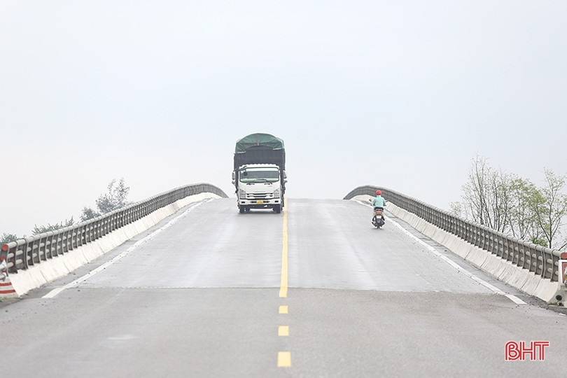 Cầu tiền tỷ thiếu ánh sáng, người đi đường gặp khó khăn!