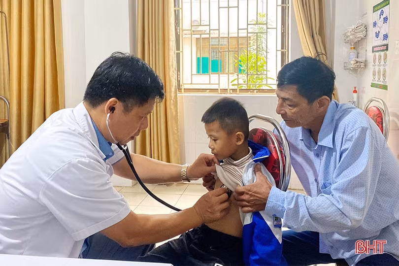 Hơn 800 trẻ em Vũ Quang được khám sàng lọc bệnh tim miễn phí