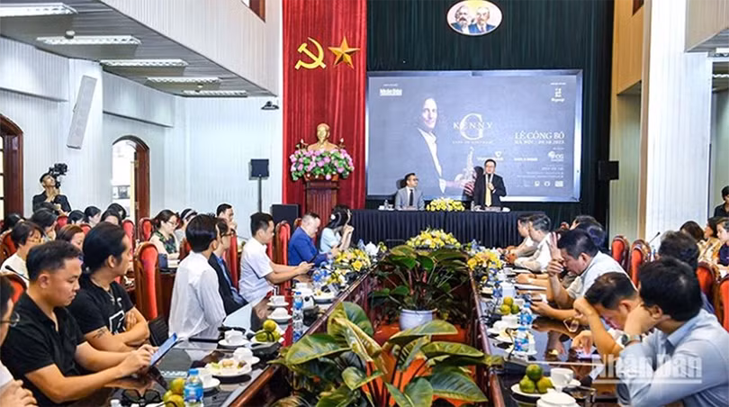 Kenny G biểu diễn ở Việt Nam trong dự án âm nhạc quốc tế do Báo Nhân Dân khởi xướng