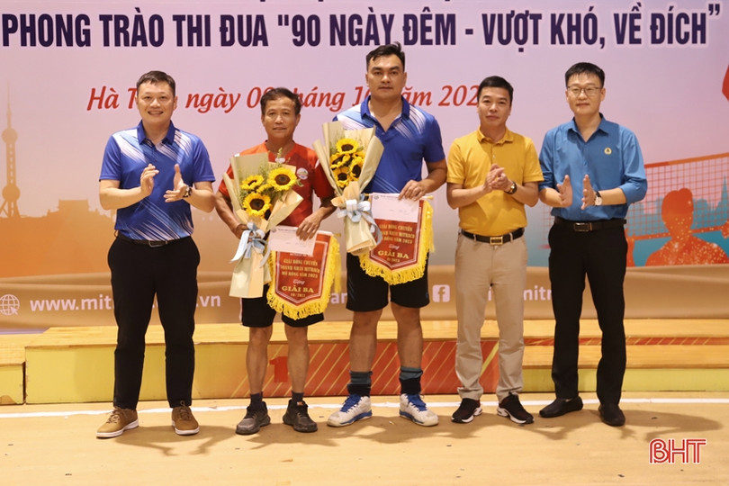 Đội bóng chuyền nam cụm Lào vô địch Giải Bóng chuyền Mitraco