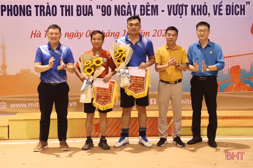 Đội bóng chuyền nam cụm Lào vô địch Giải Bóng chuyền Mitraco