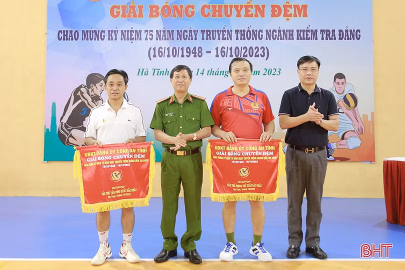 Văn phòng Tỉnh ủy vô địch Giải Bóng chuyền đệm Công an tỉnh