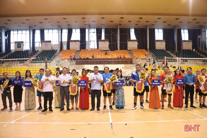 Khởi tranh Giải Bóng chuyền Mitraco Hà Tĩnh