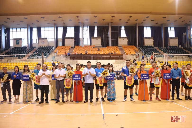 Khởi tranh Giải Bóng chuyền Mitraco Hà Tĩnh