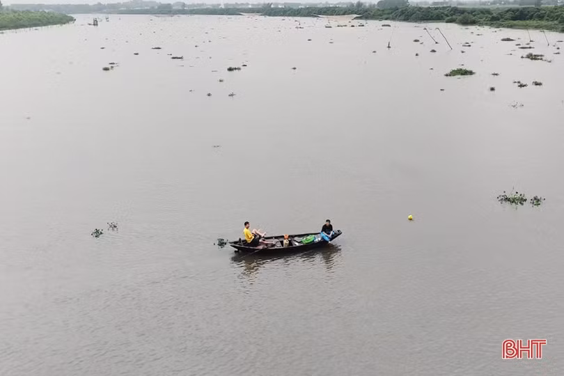 Tìm kiếm nam thanh niên nhảy cầu xuống sông Nghèn