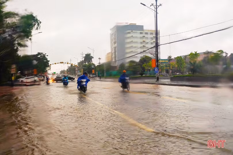 Mưa lớn ở Kỳ Anh, nhiều tuyến đường ngập sâu, sạt lở gây ách tắc