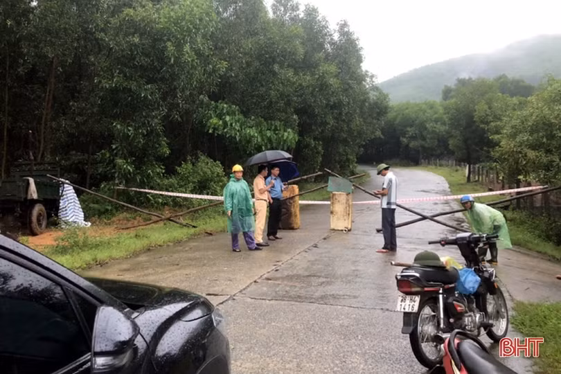 Mưa lớn ở Kỳ Anh, nhiều tuyến đường ngập sâu, sạt lở gây ách tắc