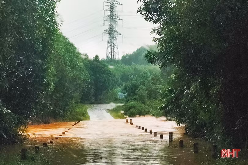 Mưa lớn ở Kỳ Anh, nhiều tuyến đường ngập sâu, sạt lở gây ách tắc