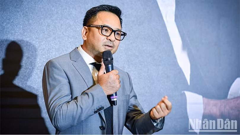 Kenny G biểu diễn ở Việt Nam trong dự án âm nhạc quốc tế do Báo Nhân Dân khởi xướng