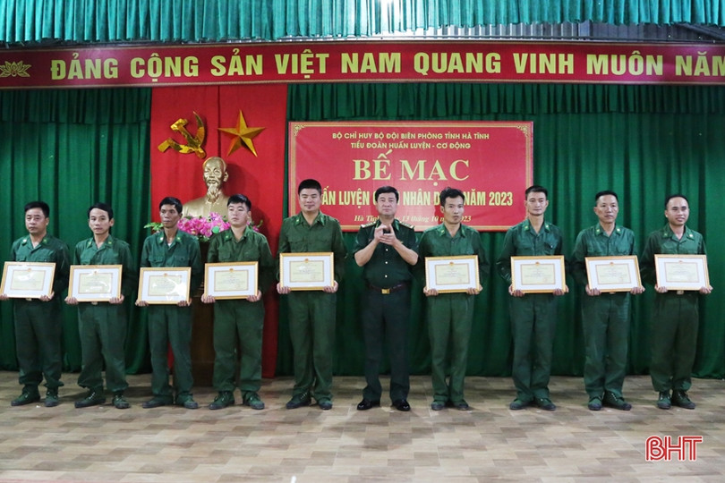 Khen thưởng quân nhân dự bị có thành tích trong huấn luyện