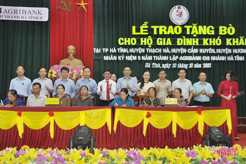 Agribank Hà Tĩnh II trao 43 con bò giống cho các hộ khó khăn