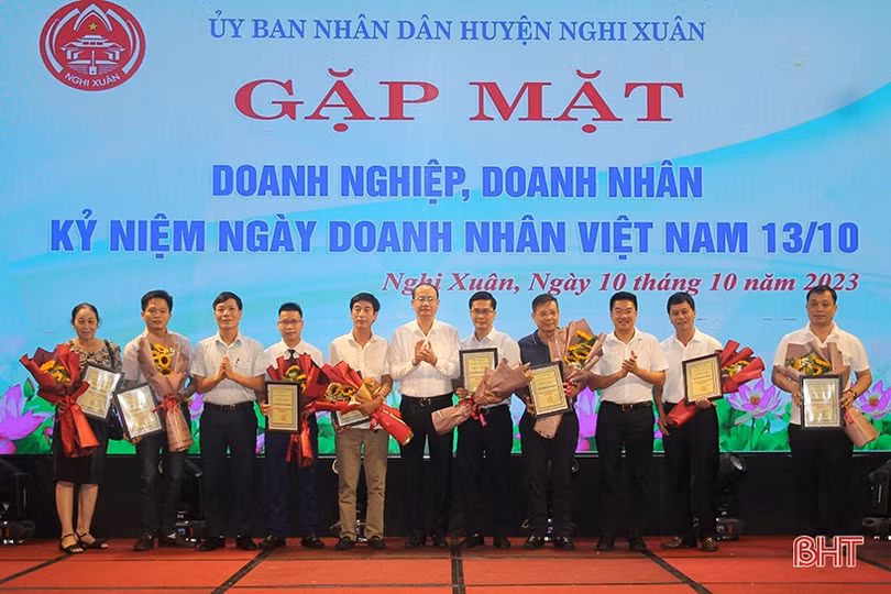 Các địa phương vinh danh doanh nghiệp, doanh nhân tiêu biểu