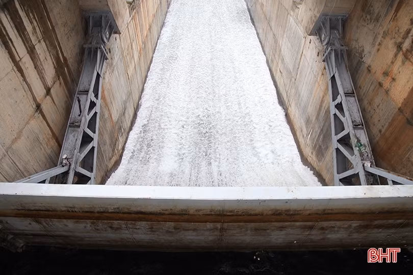 Hồ Sông Rác xả tràn điều tiết từ 8h ngày 15/10