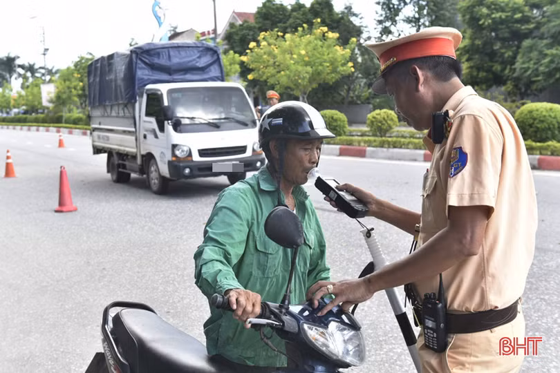 Vi phạm nồng độ cồn: Chiêu gọi điện cho người thân hết tác dụng!